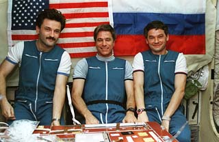 Mir-22 crew in-flight portrait: (l.-r.) Mir-22 flight engineer Alexander Kaleri, mission specialist John Blaha and Mir-22 commander Valeri Korzun. 