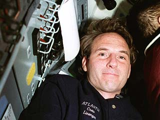 Astronaut Jerry Linenger on the shuttle flight deck. 
