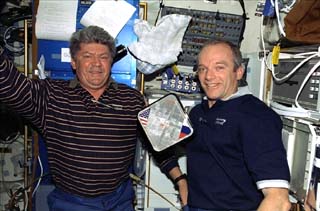 Mission Specialist Valery Ryumin and Commander Charlie Precourt with STS-91 and Mir-25 plaque. 