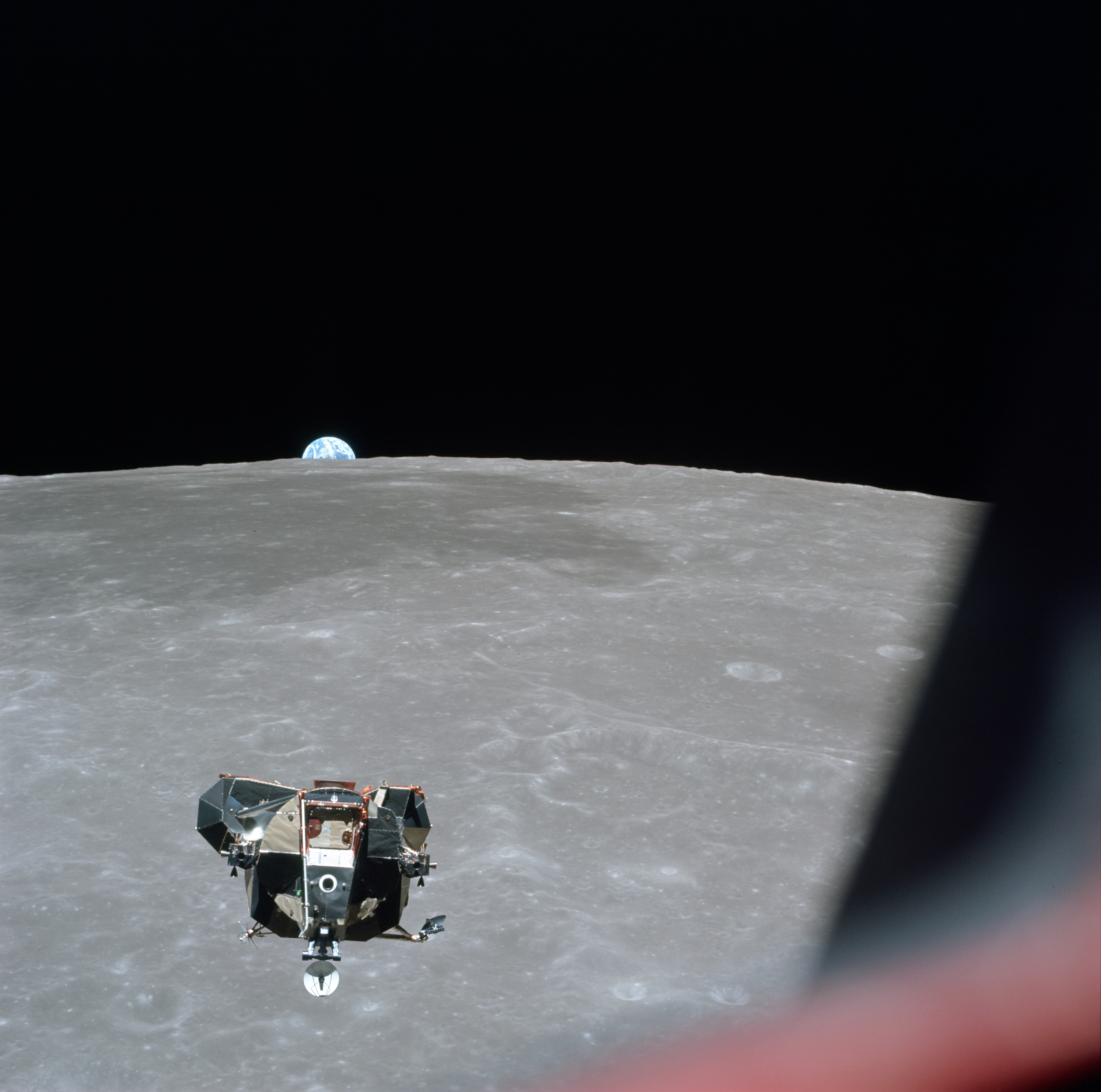 Корабль на поверхности луны. Апполо 11 на Луне. Лунный модуль Аполлон 11. Аполлон 11 взлет с Луны. Лунный спускаемый аппарат Аполлон 11.