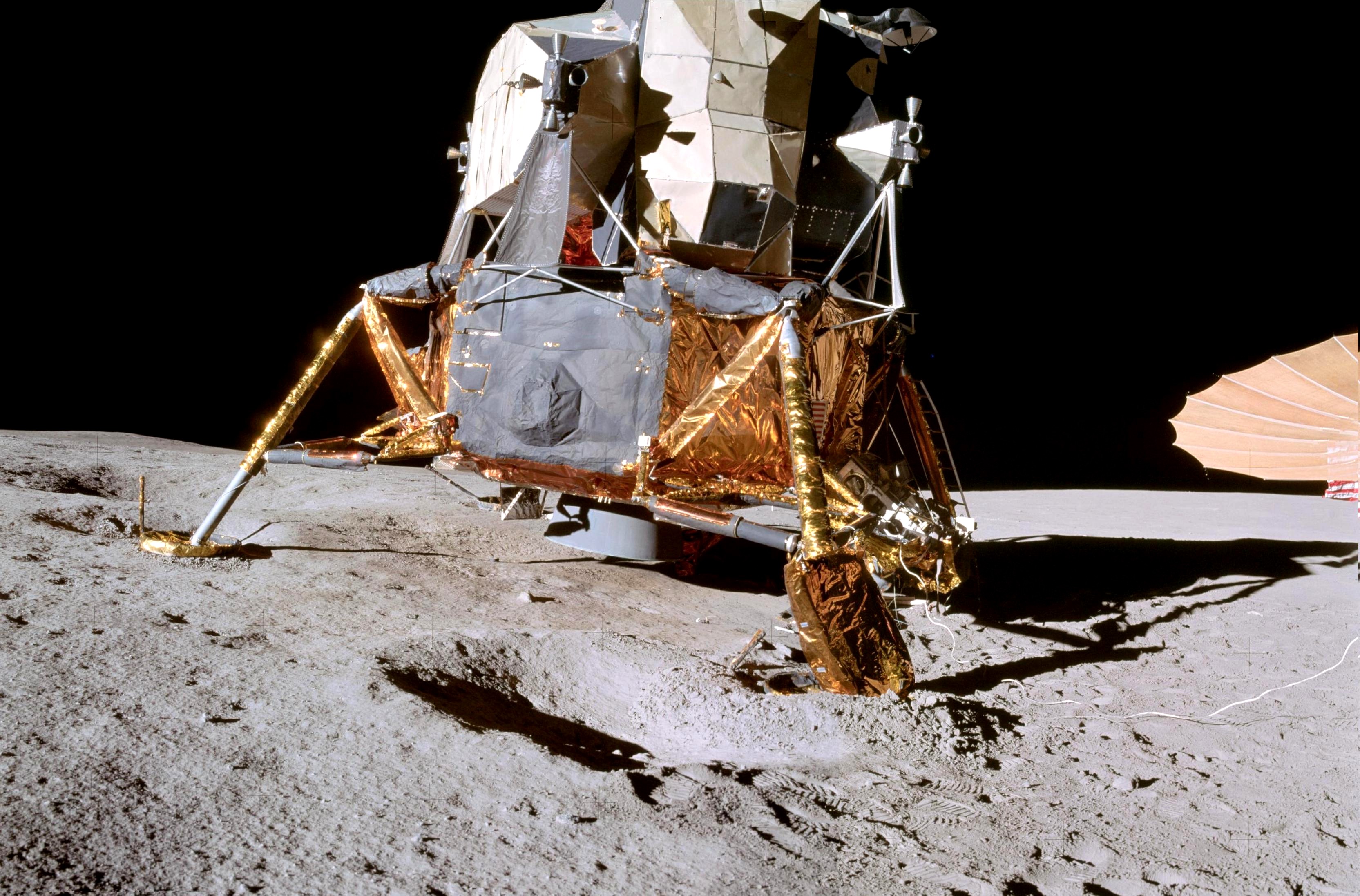 Космические аппараты на луне. Посадочный модуль Аполлон 11. Лунный модуль корабля Аполлон 11 НАСА. Космический корабль Аполлон 11. Лунный посадочный модуль Аполлон.